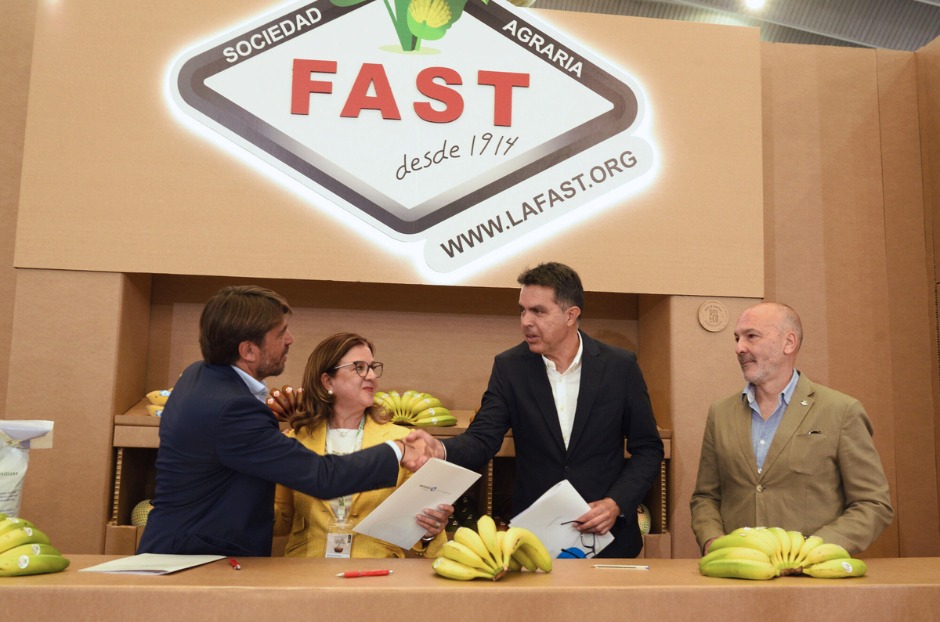 Imagen principal de la firma del convenio con La Fast