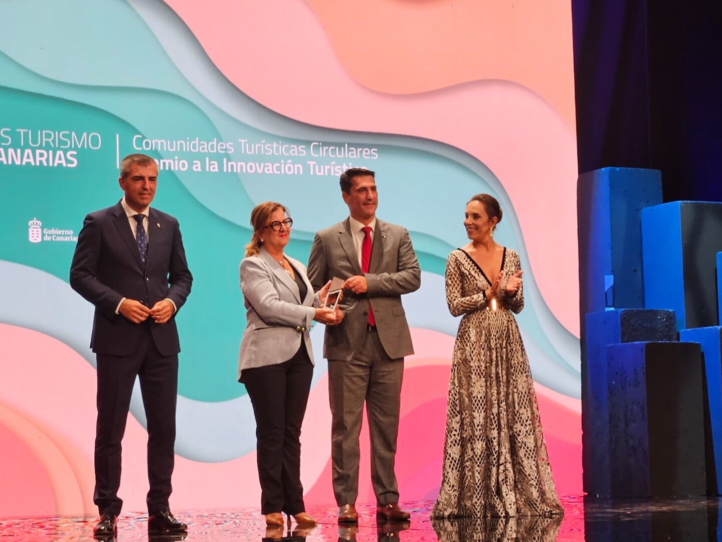 Ángela Delgado y Gustavo Hernández, flanqueados por Manuel Domínguez y Jéssica de León, vicepresidente y consejera de Turismo del Gobierno de Canarias